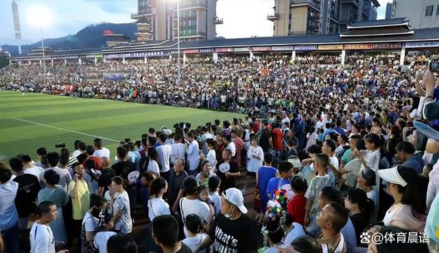 首节之争活塞反客为主迅速进入状态，坎宁汉姆延续上一场火热状态开局连拿8分带队抢占先机，绿军前期虽然落后的不多但也拿这支势头火热的球队没有办法，末段轮换阶段被对手一波8-0直接拉开两位数分差，被动的绿军末段靠着塔图姆连拿5分才稍稍止住颓势；但绿军如此状态为随后的被动埋下伏笔，活塞这边攻势愈演愈烈，康宁汉姆次节再砍12分，活塞节中轰出20-6的攻势重新拉开比分并奠定半场19分的领先优势。